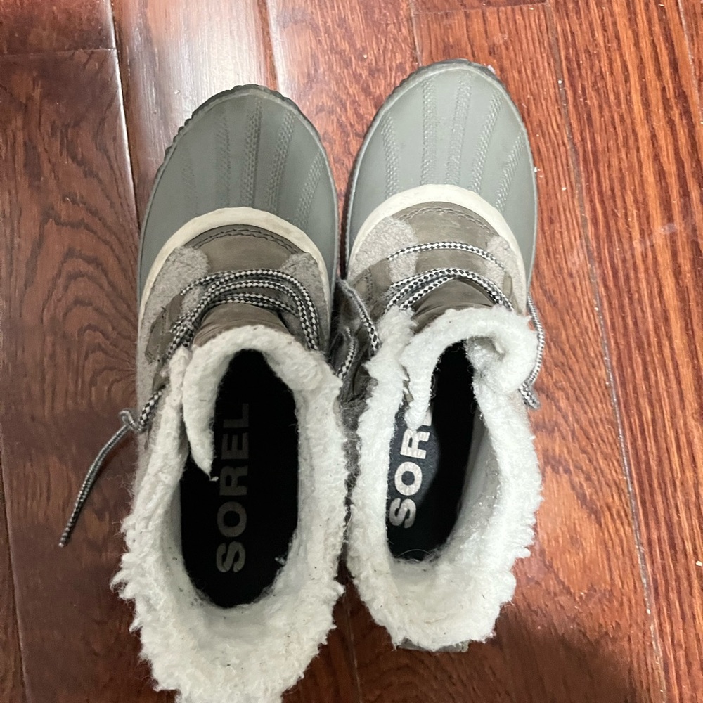 Sorel Women's Gray and Cream Lace Up Boots